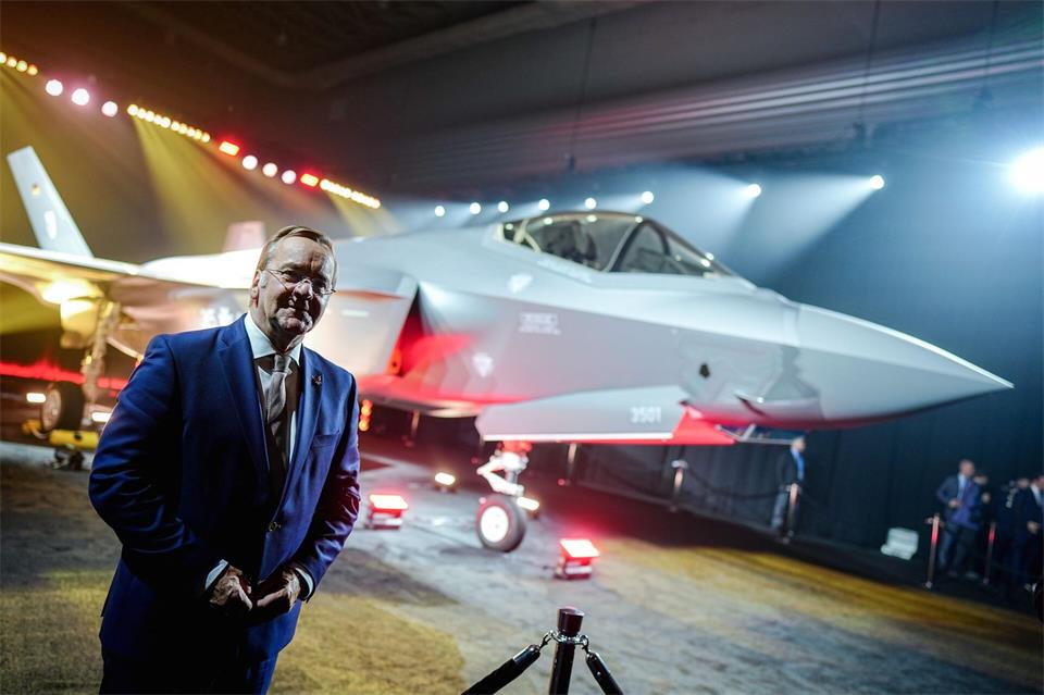 Boris Pistorius (SPD), Verteidigungsminister, steht bei der Übergabezeremonie vor dem Kampfflugzeug vom Typ F-35A der Deutschen Luftwaffe auf dem Werksgelände des US-Unternehmens Lockheed Martin in Texas.Kay Nietfeld/dpa