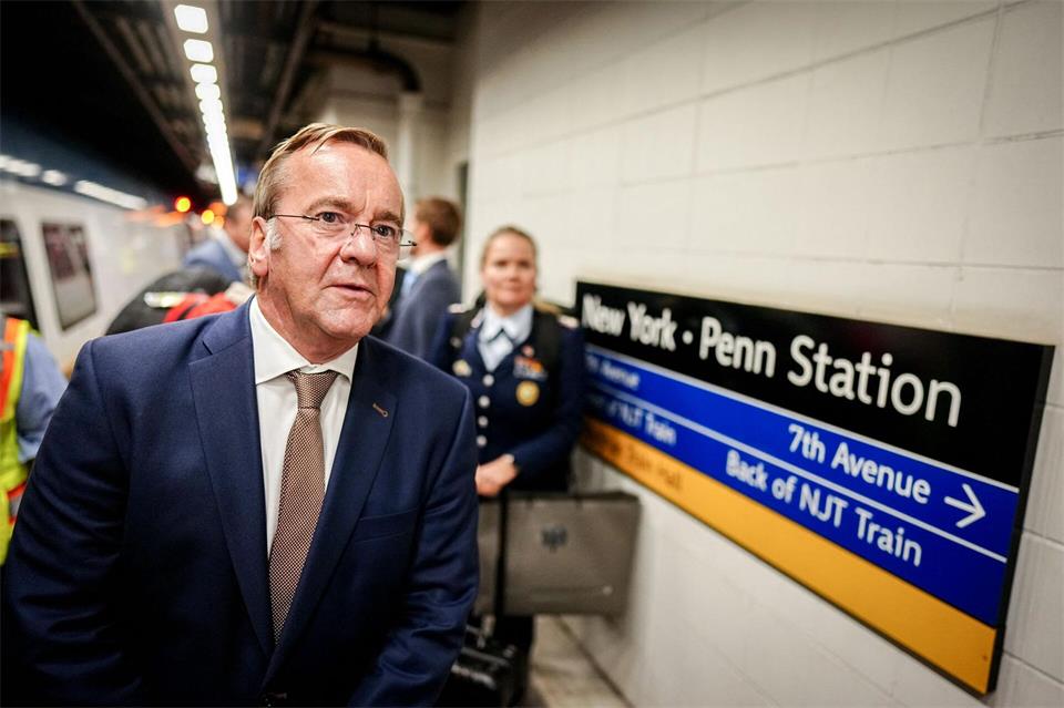 Boris Pistorius kommt auf dem Bahnhof Penn Station mit dem Zug an. Kay Nietfeld/dpa