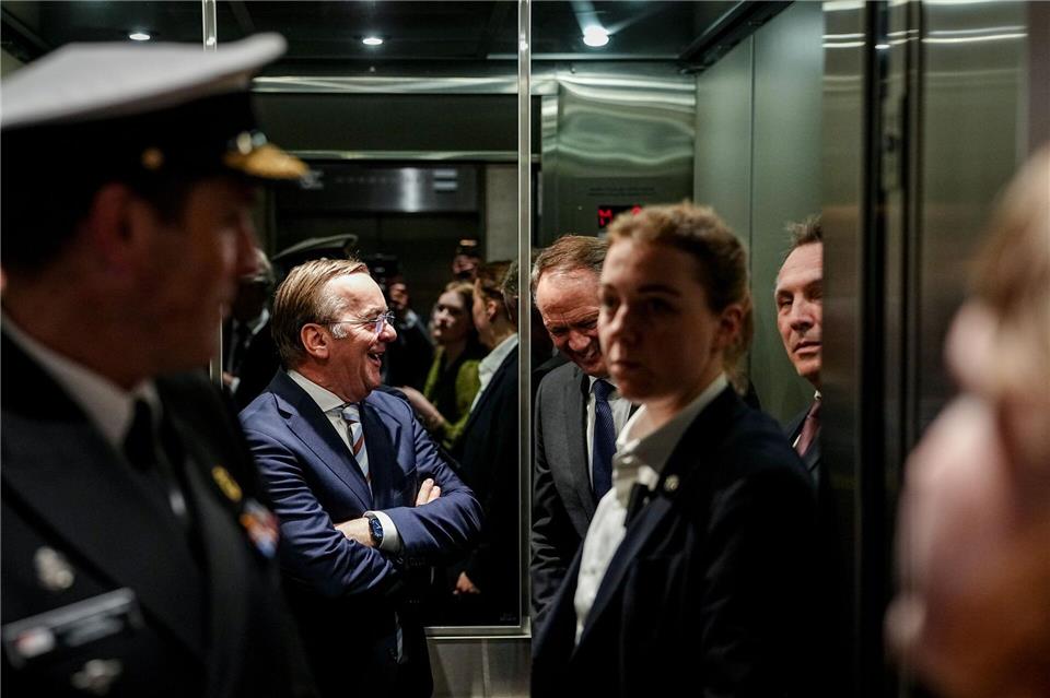 Bilder des Tages Boris Pistorius (l, SPD), Bundesminister der Verteidigung, und Tore Sandvik (r), Verteidigungsminister von Norwegen, und ihr kanadische Amtskollege Davic McGuinty stehen gemeinsam in einem Fahrstuhl in Ottawa.Kay Nietfeld/dpa