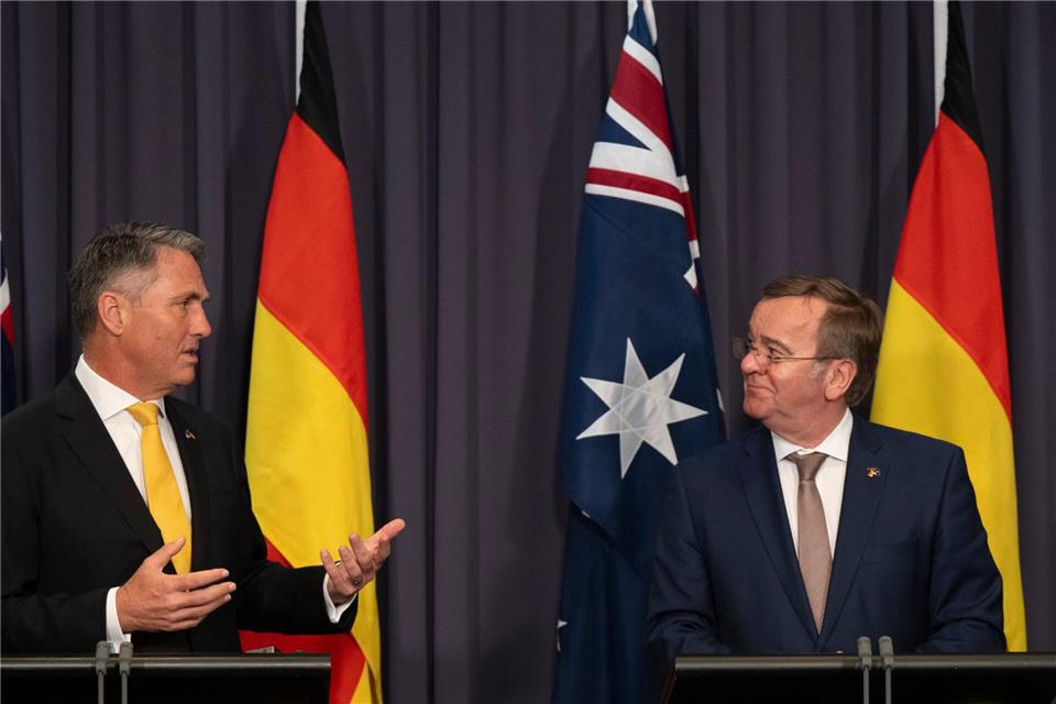 Boris Pistorius (r, SPD), Verteidigungsminister, und sein australischer Amtskollege Richard Marles geben eine gemeinsame Pressekonferenz.Peter Kneffel/dpa