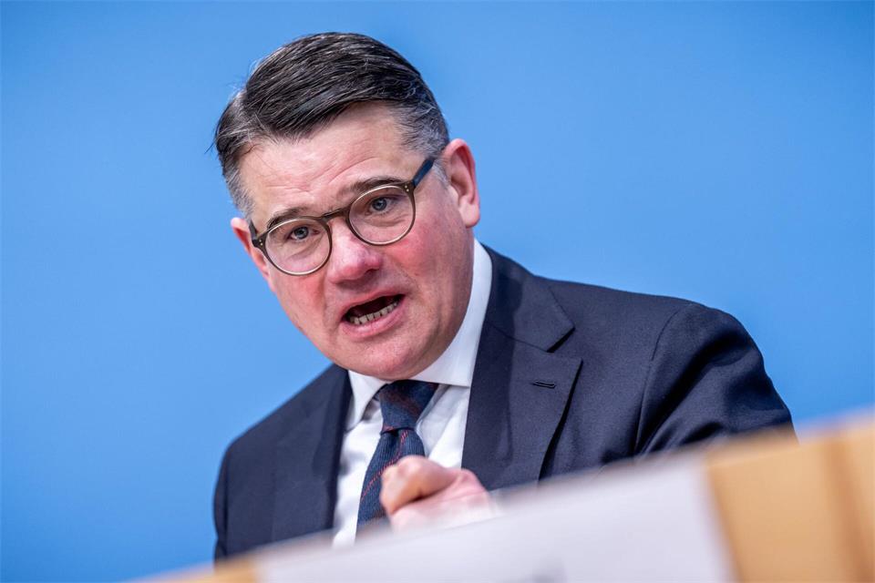 Boris Rhein (CDU), Ministerpräsident von Hessen, pocht auf den Verbleib der Commerzbank in Frankfurt. (Archivbild)Michael Kappeler/dpa