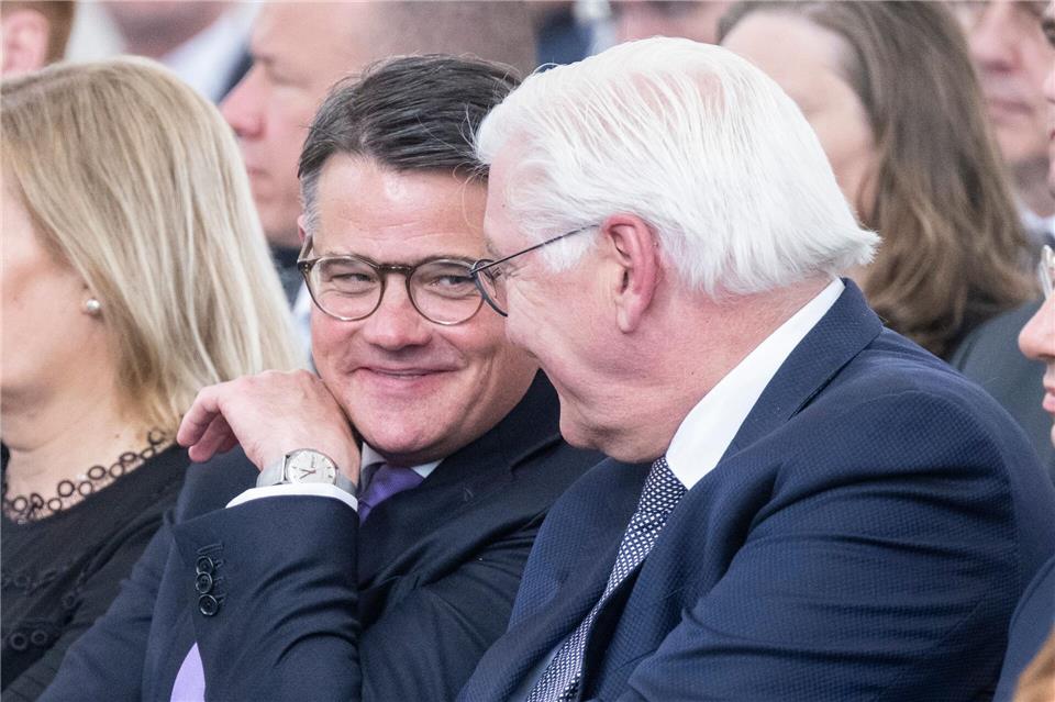 Boris Rhein (CDU, l), Ministerpräsident von Hessen, ist schon öfter Bundespräsident Frank-Walter Steinmeier begegnet. (Archivbild)Sebastian Christoph Gollnow/dpa POOL/dpa