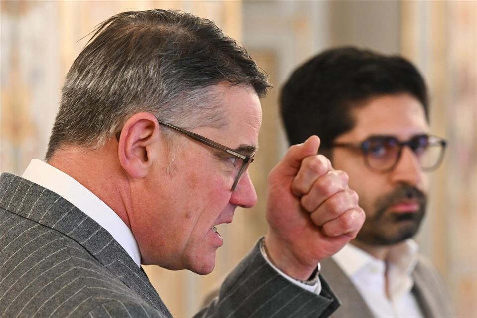 Boris Rhein (CDU, l), Ministerpräsident von Hessen, und Kaweh Mansoori (SPD), Vizeregierungschef, äußern sich zur geplanten Verteilung des Landesanteils am Sondervermögen des Bundes. Arne Dedert/dpa