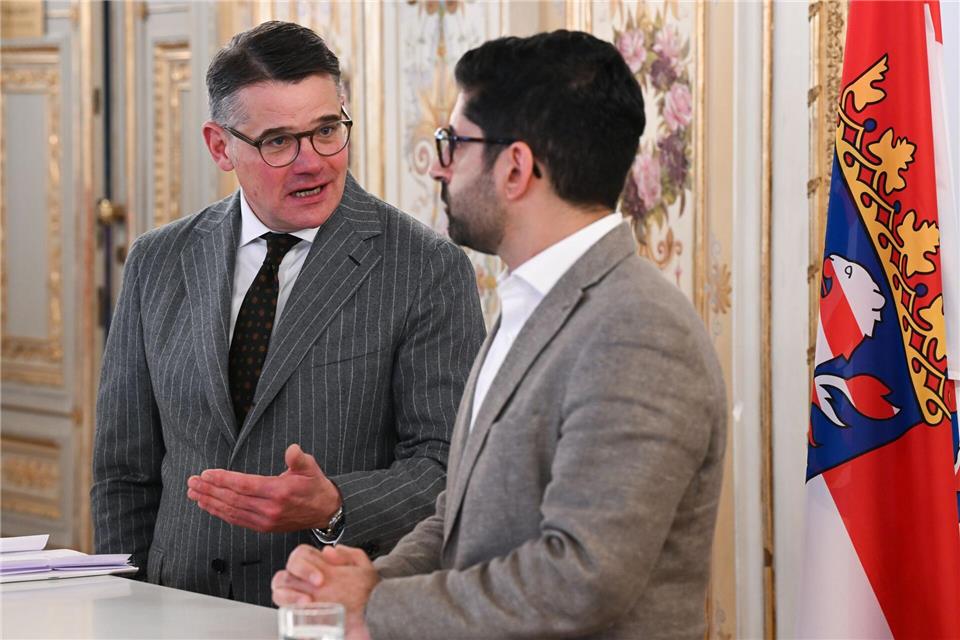 Boris Rhein (CDU, l) und Kaweh Mansoori (SPD) erläutern geplante Investitionsschwerpunkte des Landes Hessen.Arne Dedert/dpa