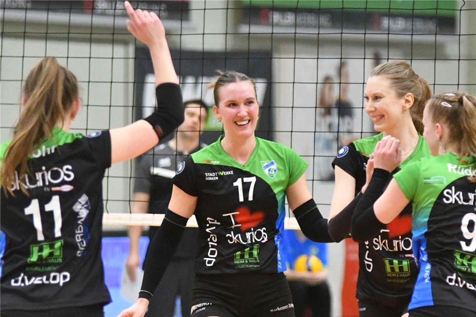 Borkens Diagonalangreiferin Liza Kastrup (2. von links) war schon auf dem Absprung, entschied sich nun aber doch für ein weiteres Jahr bei den Skurios Volleys, mit denen sie als Team in der Bundesliga weiter wachsen will.
