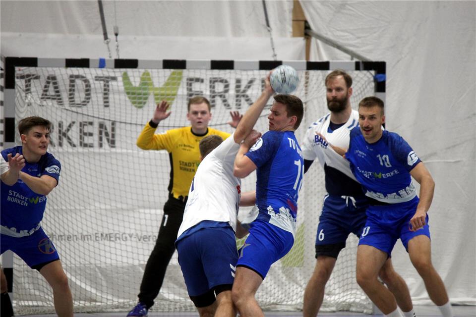 Borkens Dominik Kutsch (Mitte) packt hier in einem packenden Duell kräftig in der Abwehr zu.