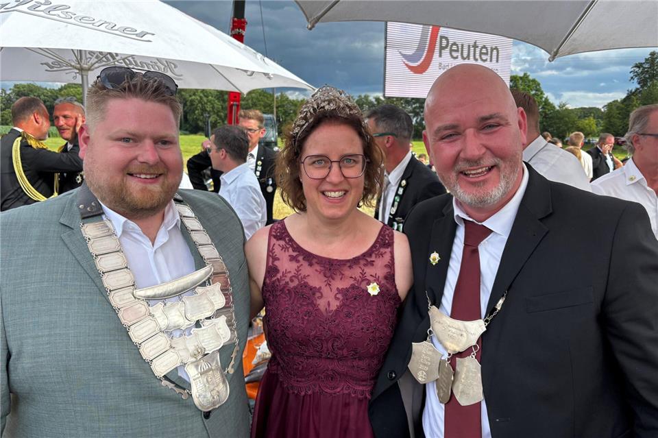 Borkens Kaiser von 2022, Alex Brokamp (links) gratulierte als einer der ersten seinem Nachfolger Thomas Lansmann-Niehaus und dessen neuer Kaiserin Sonja Köyer.