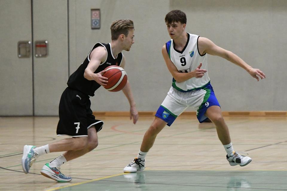 Borkens Markus Kalimulin (rechts) kam auf starke 24 Punkte zum Oberliga-Auftakt 2024 des RSV Im Süden Münsters.