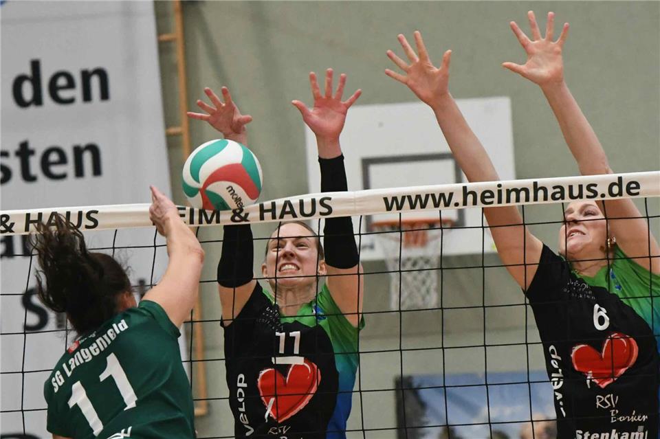 Borkens Nele Großfeld (2. von links) und Luisa Bleker (rechts) stemmen sich gegen einen Angriffsversuch vor Langenfelderin Jennifer Begall. Am Ende vergebens – bei der 1:3-Niederlage.