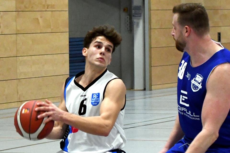 Borkens Ruben Krüger (links) kam auf starke 29 Punkte gegen den GV Waltrop.