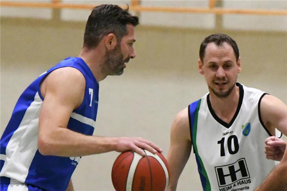 Borkens Spielertrainer Heiner Holtkamp (rechts) kam gegen Marl auf acht Punkte.