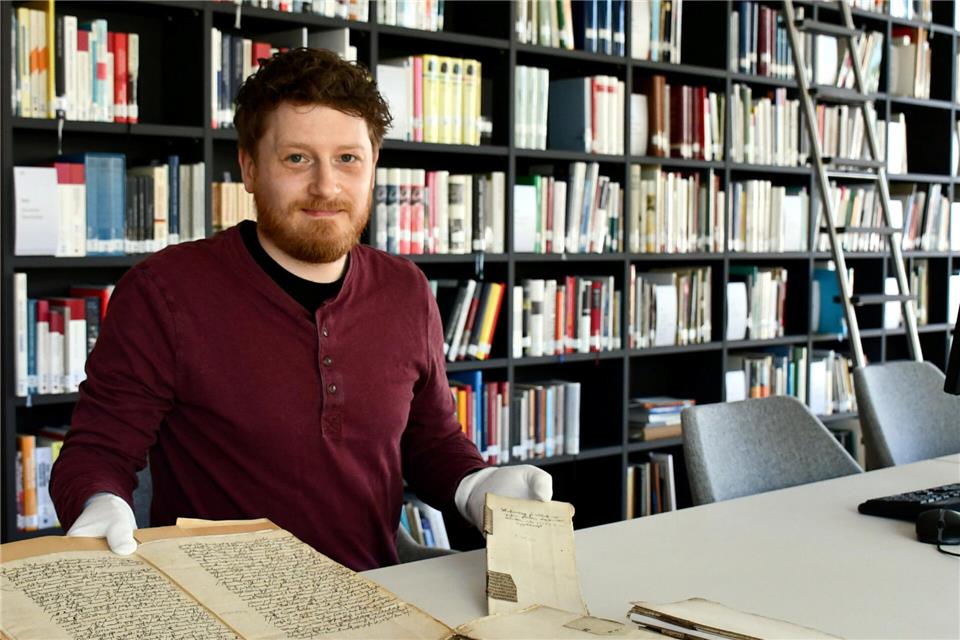 Borkens Stadtarchivar Bernd Schmäing verwahrt im Archiv der Stadt einige Hinweise auf Hexenverfolgungen und -prozesse auf. Meist sind es eher kleinere Verweise auf die Prozesse in den städtischen Mühlenrechnungen (vorne rechts). In der Akte links geht es um eine Beschwerde des Borkeners Niclas Drachter, der sich über die Behandlung seiner Frau Anna beschwerte, der man 1611 den Prozess gemacht hatte. Die Richter hatten sie offenbar stundenlang dermaßen gefoltert, dass seine Frau ein halbes Jahr lang bettlägerig gewesen sei, so Drachter. 