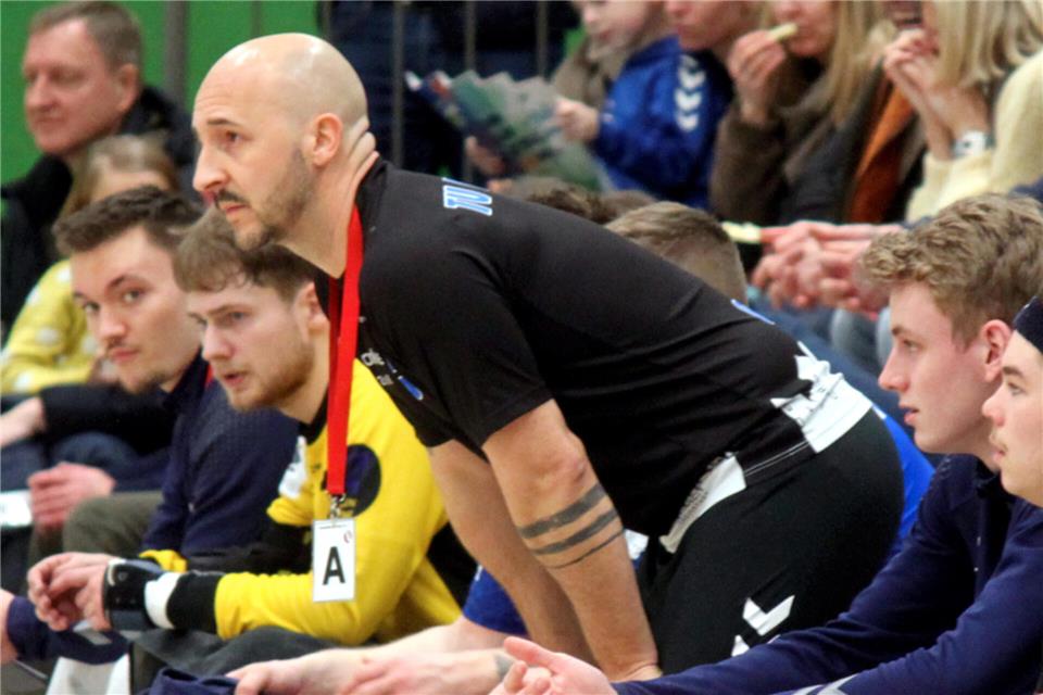 Borkens Trainer Christian Summen muss sich nicht nur aufgrund der angespannten personellen Situation etwas einfallen lassen.