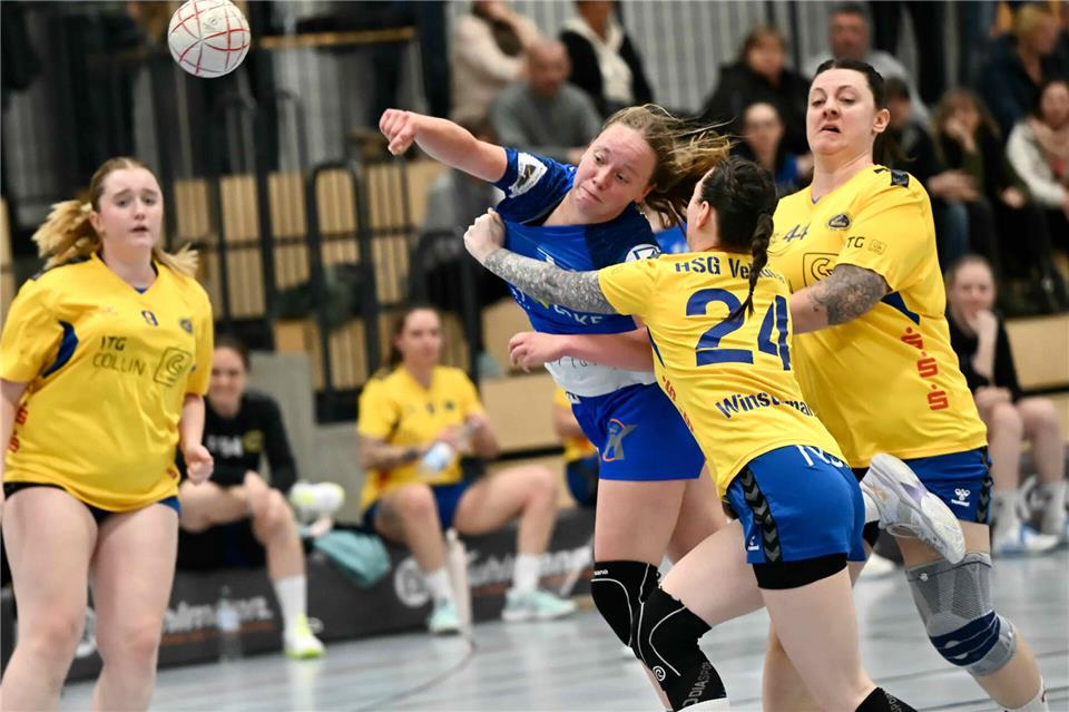 Borkens vierfache Torschützin Anneli Finke, die hier vor Julie Winstermann hart bedrängt wird, überwand immer wieder Widerstände im Angriff.