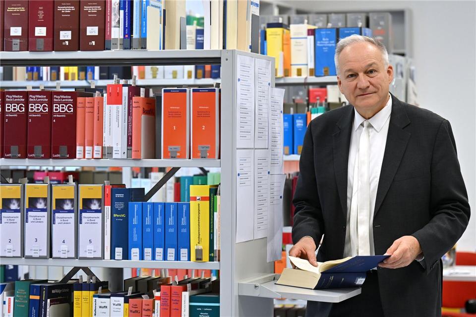 Borowsky möchte seine Dienstzeit gerne verlängern, darf aber nach der aktuellen Gesetzeslage nicht.Martin Schutt/dpa