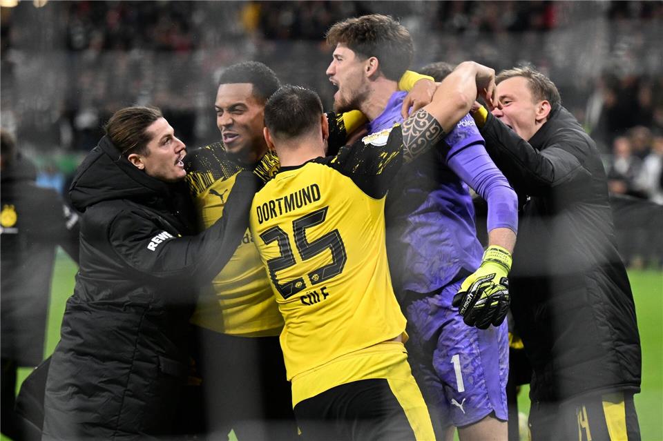 Borussia Dortmund bejubelt den Einzug ins Pokal-Achtelfinale.Arne Dedert/dpa
