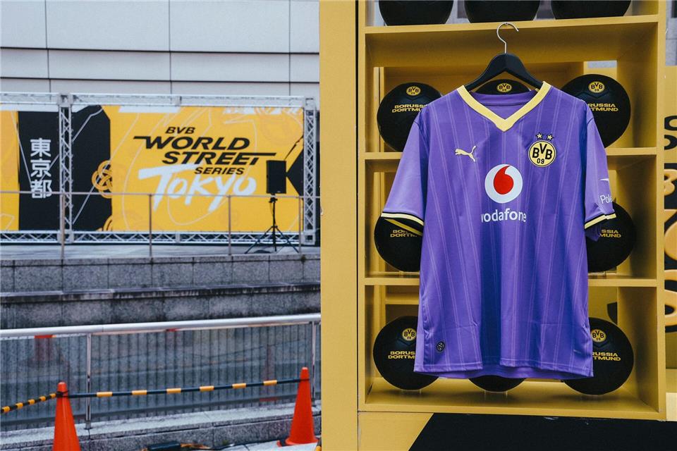 Borussia Dortmund hat sein neues Ausweichtrikot vorgestellt. Deckers/BVB/dpa