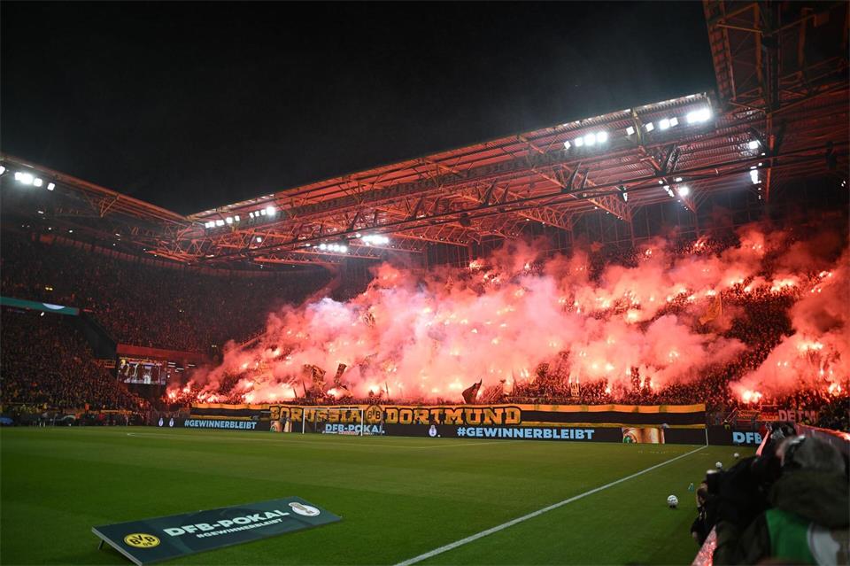 Borussia Dortmund legte im Pokal-Duell gegen Werder Bremen los wie die Feuerwehr und führte schnell mit 2:0. Fabian Strauch/dpa