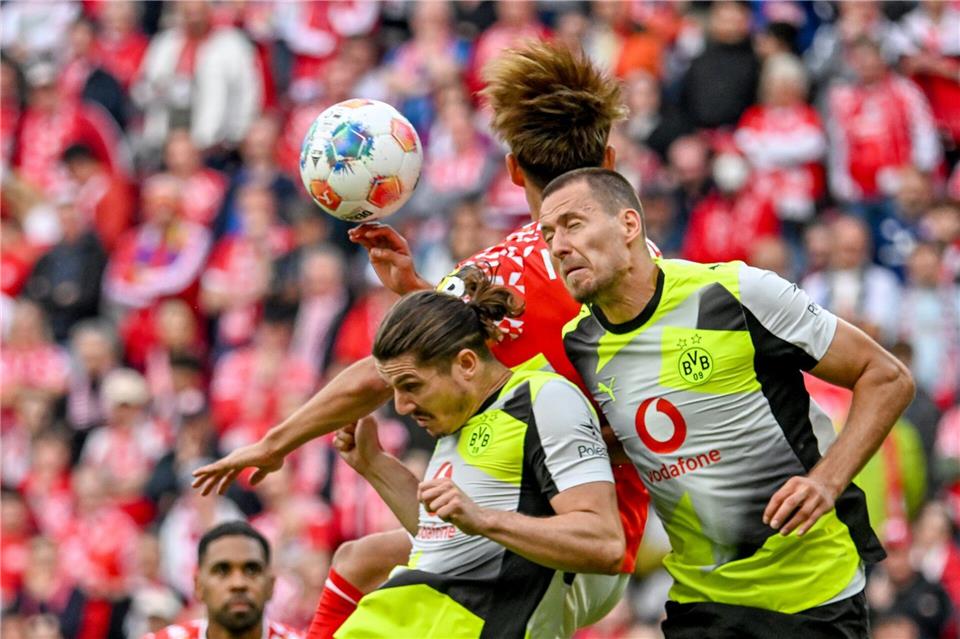 Borussia Dortmund um Marcel Sabitzer (l) und Waldemar Anton zeigte in Mainz eine souveräne Leistung.Torsten Silz/dpa