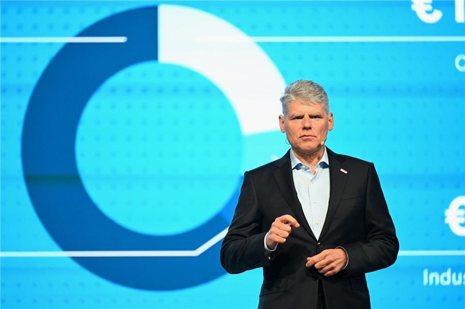 Bosch-Finanzchef Forschner erklärte die Zahlen des Konzerns. Bernd Weißbrod/dpa