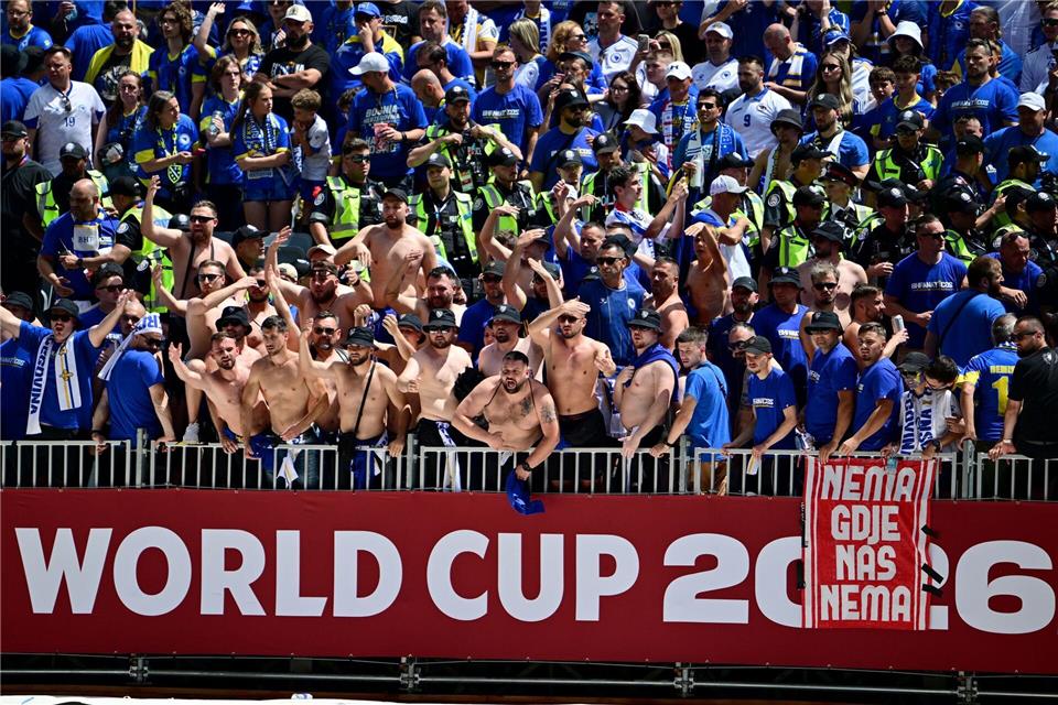 Bosnien-Fans auf der Tribüne.Sammy Kogan/The Canadian Press/AP/dpa