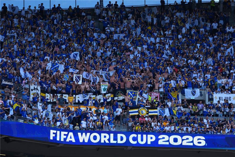 Bosniens Fans unterstützen ihr Team bei der WM bsher lautstark. (Archivbild)Manu Fernandez/AP/dpa