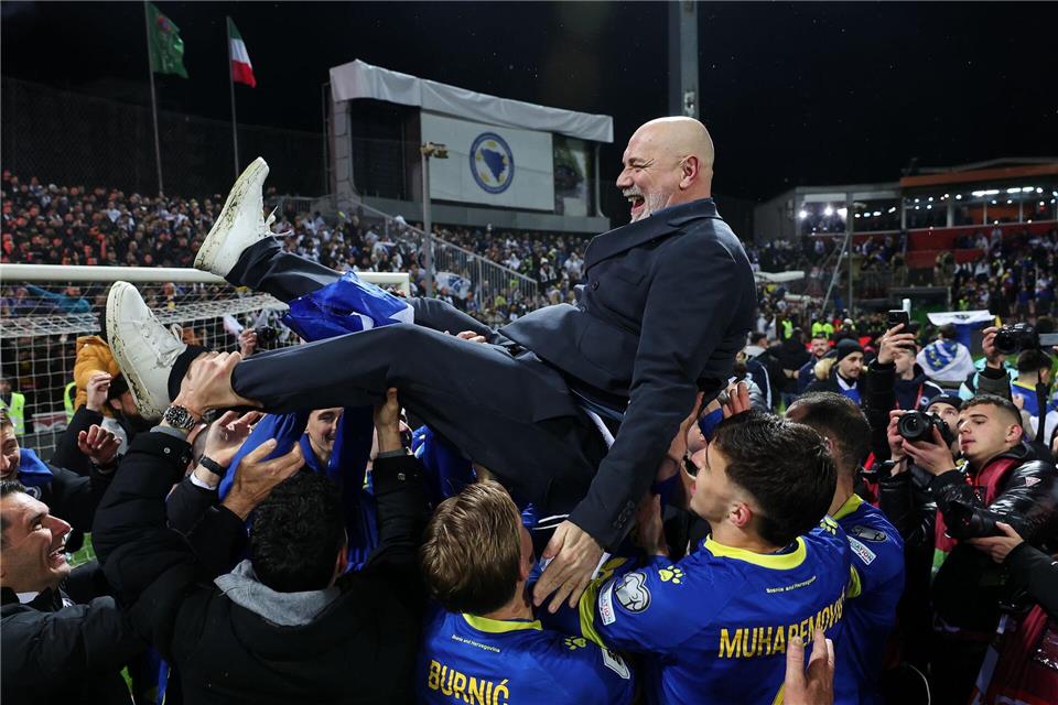 Bosniens Trainer Sergej Barbarez lässt sich nach dem Sieg feiern.Armin Durgut/AP/dpa