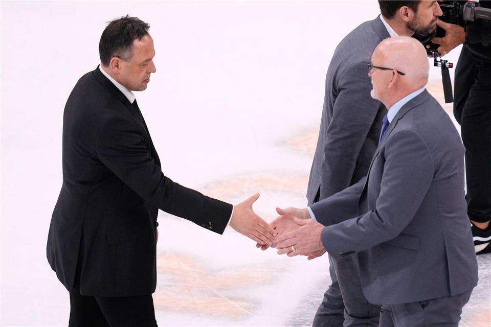 Boston scheitert mit Trainer Marco Sturm an den Buffalo Sabres mit Coach Lindy Ruff.Charles Krupa/AP/dpa