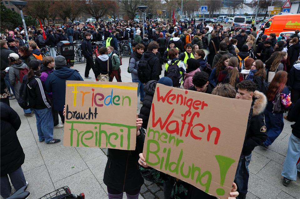 Botschaften für die Kamera: Schülerinnen und Schüler in Göttingen zeigen ihre Meinung zum Wehrdienstgesetz. Stefan Rampfel/dpa