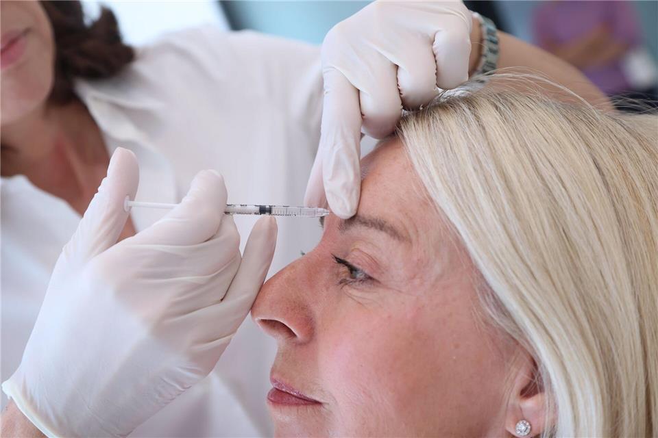 Botulinumtoxin ist heute sowohl in der Medizin als auch in der ästhetischen Behandlung gefragt. (Symbolbild) Karl-Josef Hildenbrand/dpa