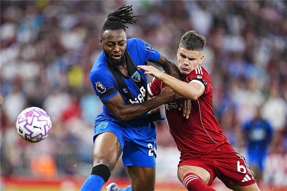 Bournemouths Antoine Semenyo (l) wurde im Spiel rassistisch diskriminiert.Peter Byrne/PA Wire/dpa