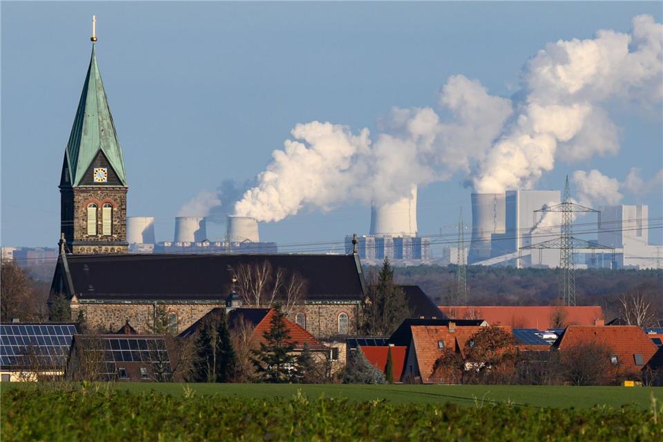 Boxberg: Zwischen Kirchturm und Schornstein – Kraftwerk und Kirche prägen das Bild im Landkreis Bautzen.Robert Michael/dpa