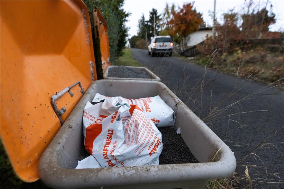 Boxen mit Streusalz stehen am steilen Hasenpfad in Ranstadt-Dauernheim bereits im Herbst vorsorglich bereit.Christian Lademann/dpa