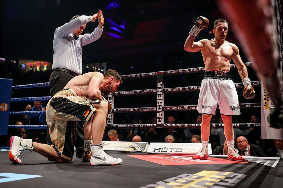 Boxer Felix Sturm (r) gelingt beim Comeback-Kampf ein KnockoutChristoph Schmidt/dpa