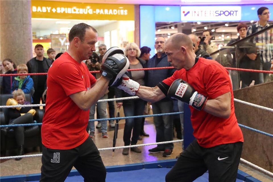 Boxer Jürgen Brähmer (r) und sein früherer Trainer Michael Timm.picture alliance / Bernd Wüstneck/dpa
