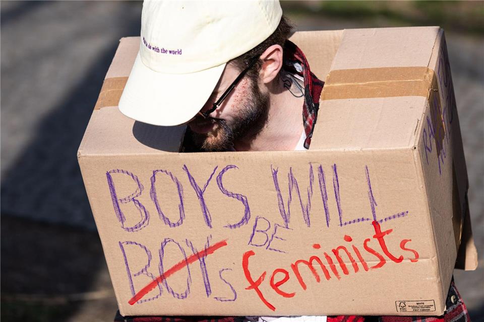 Boys will be Boys? Ein Teilnehmer einer Frauentagsdemonstration spricht sich dafür aus, dass Jungs lieber Feministen werden. (Archivbild)Hannes P. Albert/dpa