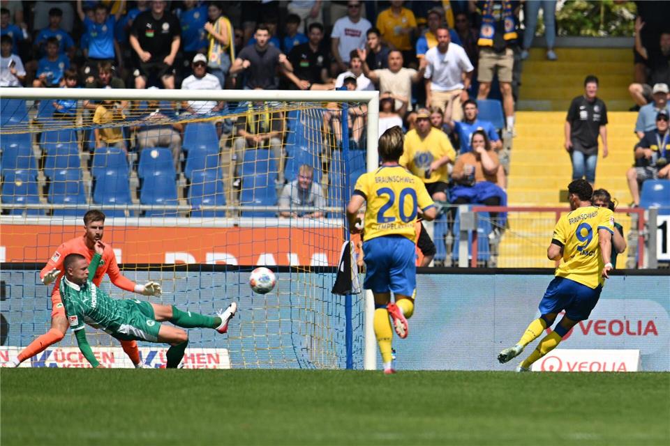 Brachte Eintracht Braunschweig in Führung: Erencan Yardimci (r)Swen Pförtner/dpa
