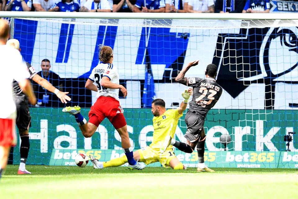 Brachte Mainz 05 in Führung: Sheraldo Becker (r).Daniel Bockwoldt/dpa