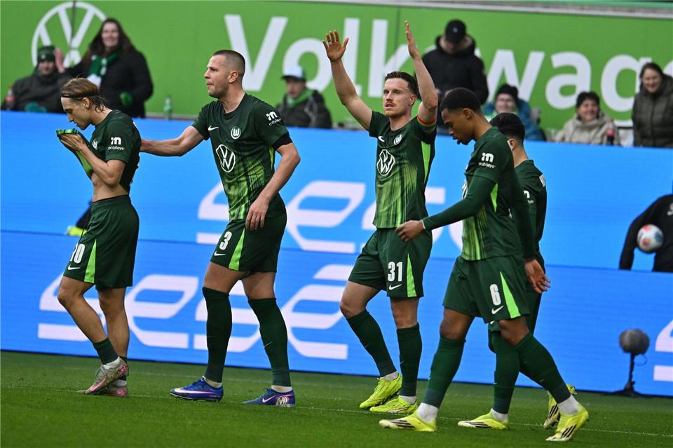 Brachte den VfL Wolfsburg in Führung: Ersatz-Kapitän Yannick Gerhardt (3.v.l.)Swen Pförtner/dpa