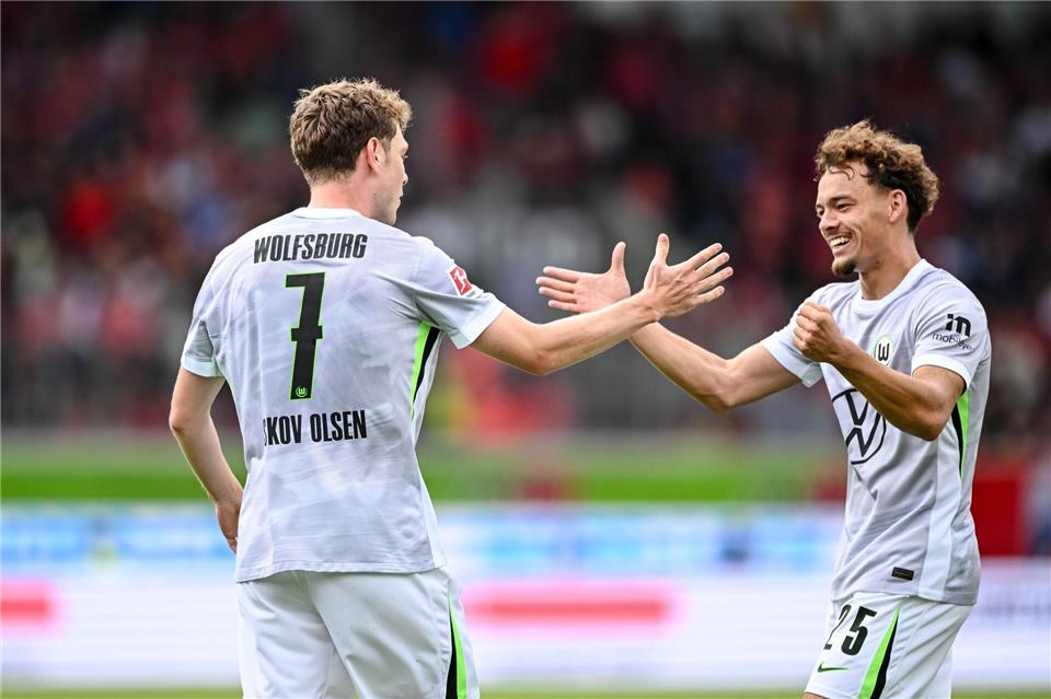 Brachte den VfL in Führung: Der Däne Andreas Skov Olsen (l.).Harry Langer/dpa