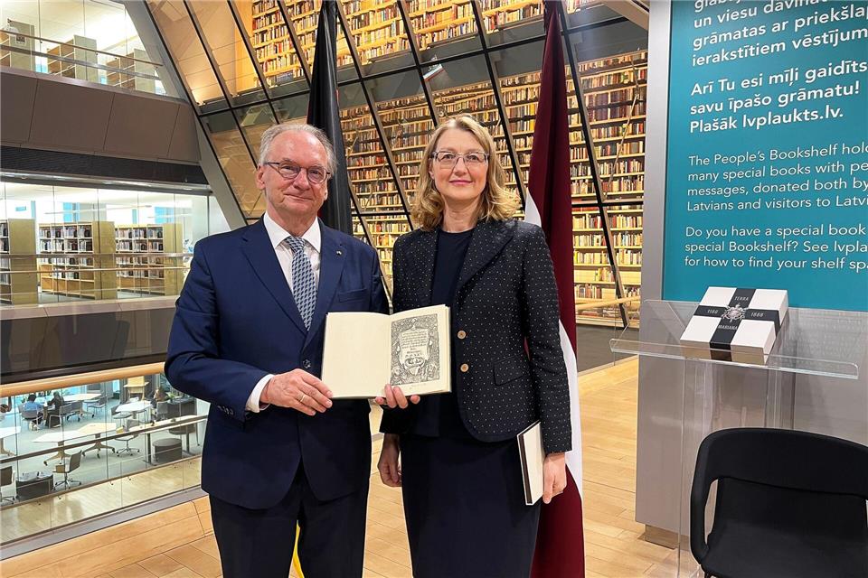 Brachte ein Geschenk mit: Ministerpräsident Reiner Haseloff (CDU) überreichte in der lettischen Nationalbibliothek die Kopie eines Briefes von Martin Luther an die Livländischen Brüder aus dem Jahr 1525 an die Direktorin Department Spezialbestände, Marika Selga.Christopher Kissmann/dpa