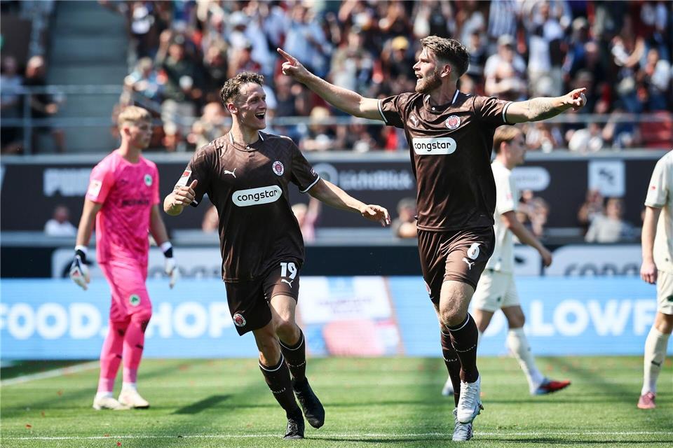 Brachte seine neue Mannschaft in Führung: St.-Pauli-Verteidiger Marcus Mathisen (r).   Christian Charisius/dpa