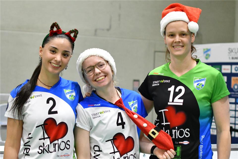 Brachte sich mit dem Sieg gegen den TSV Flacht kurz vor dem Heiligen Abend in die festliche Stimmung mit den Skurios Volleys: (von links) das internationale Trio mit der deutschen Libera Melisa Demirer, der dänischen Libera Ditte Kjær Hansen und der niederländischen Außenangreiferin und Kapitänin Fabienne Coenders.