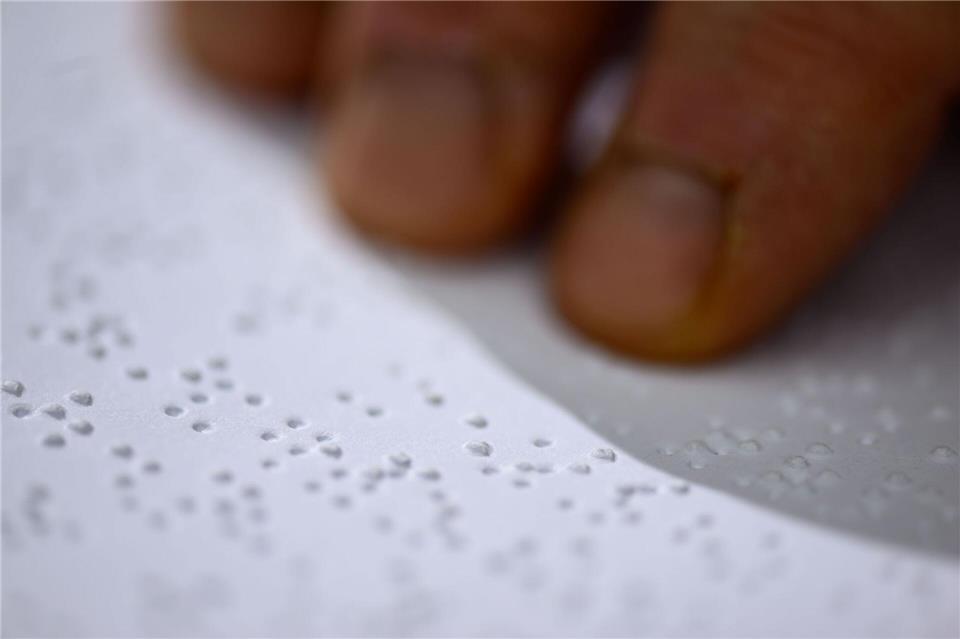 Brailleschrift ermöglicht blinden und sehbehinderten Menschen, mit den Fingern zu lesen und zu schreiben.Hendrik Schmidt/dpa