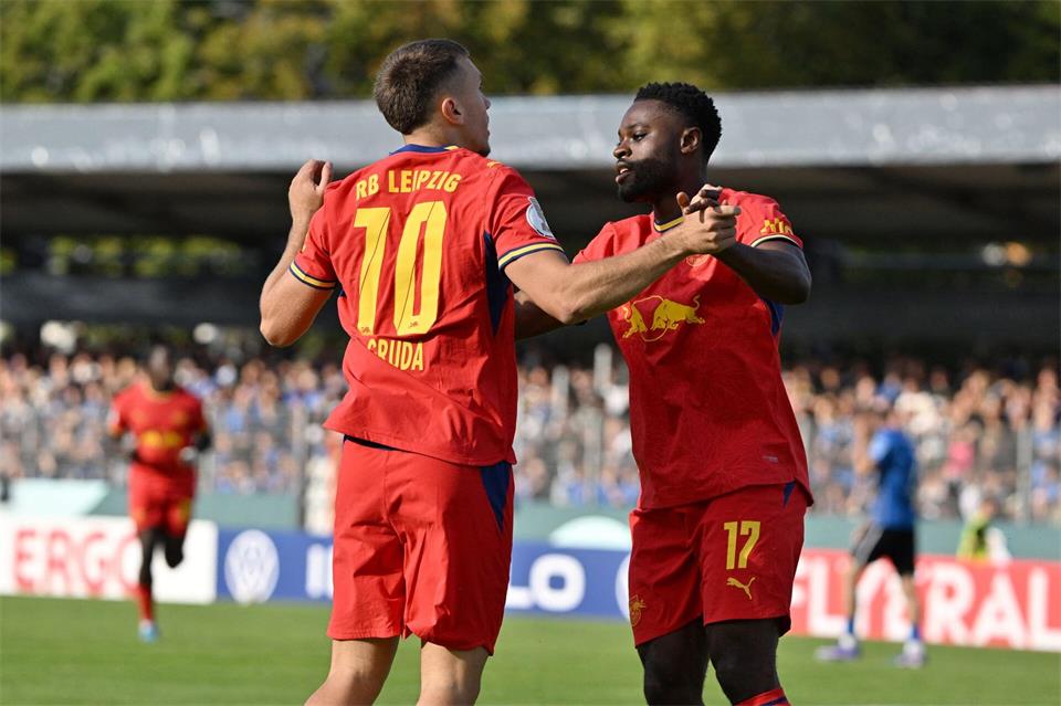 Brajan Gruda (l) brachte Leipzig schon früh in Führung und spielte stark.Harald Tittel/dpa