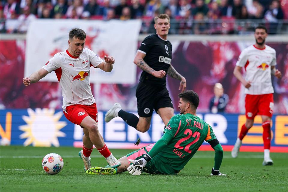 Brajan Gruda (l.) möchte in Leipzig bleiben.Jan Woitas/dpa