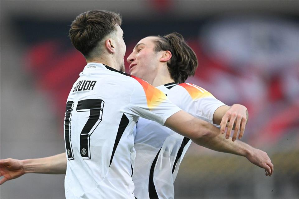 Brajan Gruda (l) und Rocco Reitz weilten in der EM-Vorbereitung gemeinsam beim A-Nationalteam.Hendrik Schmidt/dpa