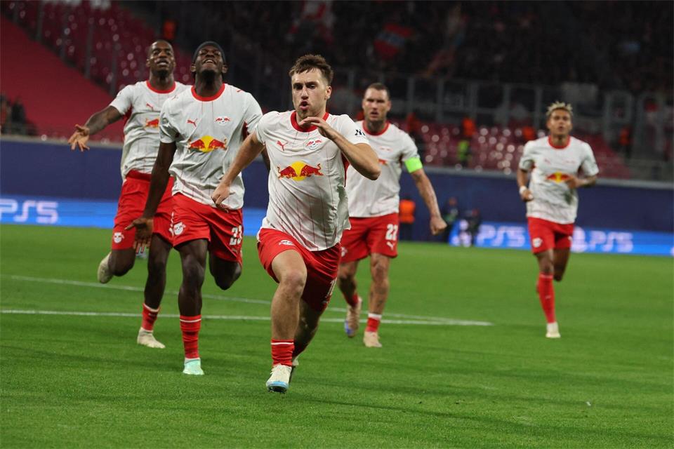 Brajan Gruda von RB Leipzig (M) sorgte für den Heimerfolg.Jan Woitas/dpa