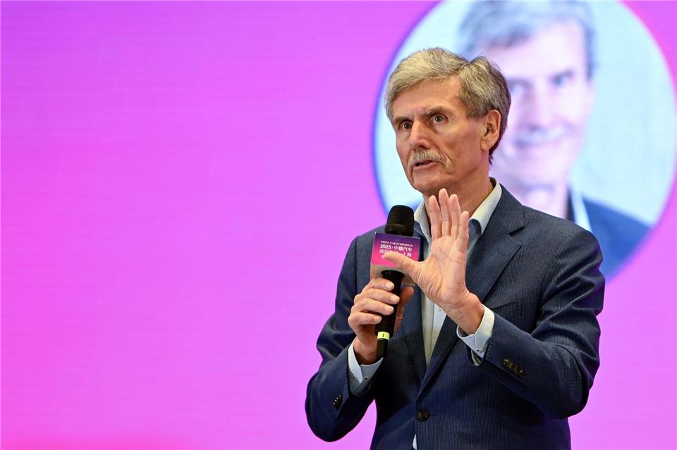 Branchenexperte Ferdinand Dudenhöffer sieht die Prämie kritisch. (Archivbild)Johannes Neudecker/dpa