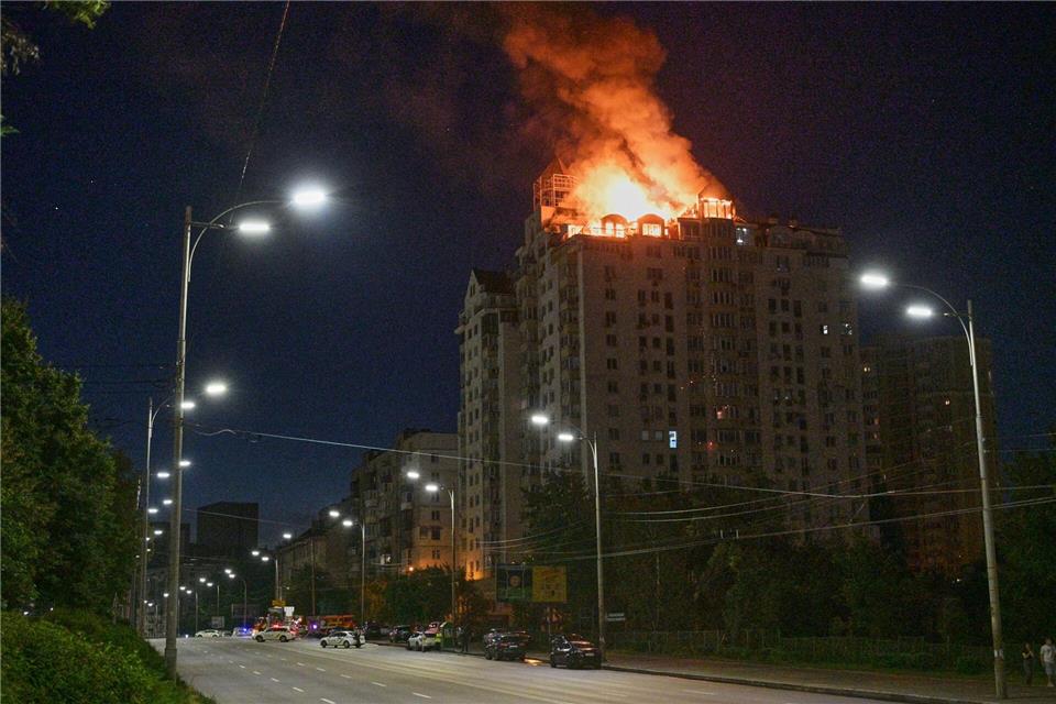 Brand in einem Kiewer Wohnhaus nach einem russischen Raketenangriff.Danylo Antoniuk/AP/dpa
